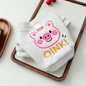 Sudadera gris para mascotas con bordado de cerdo rosa y anillo en D para perros y gatos