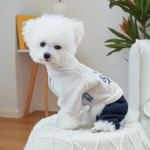 Detalle de sudadera de vellón para mascotas con bordado en un perro Bichón Frisé