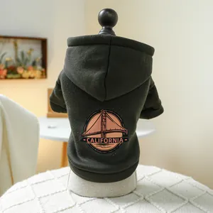 Detail des olivgrünen Hunde-Hoodies mit California Golden Gate Bridge Aufnäher