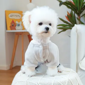 Detalle del chaleco de forro polar beige para mascotas con puños blancos y botones
