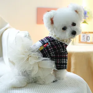Details von Hundekleid mit Karomuster, Perlenspitzenkragen und flauschigem weißem Netzrock