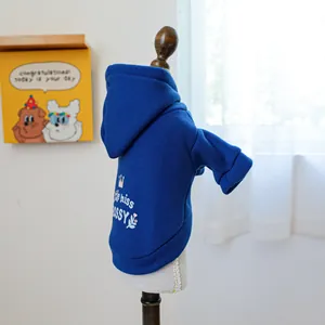 Détail du sweat à capuche épais bleu marine pour animaux avec texte imprimé en blanc