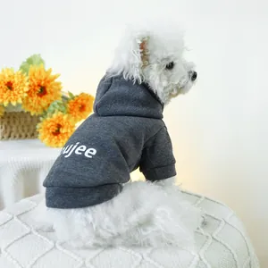 Detail eines grauen Hunde-Hoodies mit ujee-Print aus weichem Strick für kleine Hunde