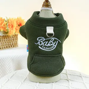 Détail du pull pour animal vert foncé en maille gaufrée avec broderie et anneau en D