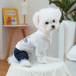 Conjunto deportivo para perro con top de forro polar gris y bordado de estrella en perro