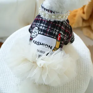 Details des Tweed-Haustierkleids mit Perlenkragen und weißem Tüllrock für Hunde