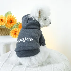 Dunkelgrauer Hunde-Hoodie mit weißem BOUJEE-Aufdruck und Kapuze an einem Hund