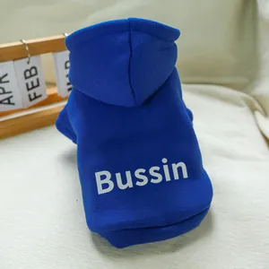 Détail du sweat à capuche bleu marine pour animaux avec imprimé Bussin en coton