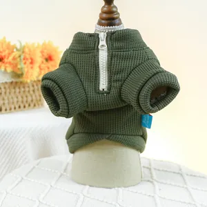 Détail du pull en maille gaufrée vert olive pour chien avec fermeture éclair blanche