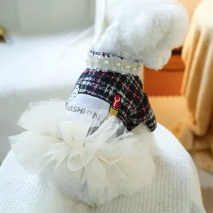 Detail eines Hundekleids mit Karomuster, modischer Lippenstift-Stickerei und Perlenkragen