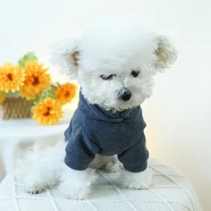 Dunkelgrauer Hunde-Hoodie am weißen Bichon Frise mit Details an Rippbündchen