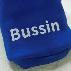 Gros plan sur le sweat bleu pour chien avec texte Bussin blanc et texture du tissu