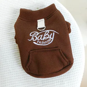 Détail du gilet gaufré pour animaux avec anneau en D et broderie Baby FASHION blanche