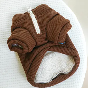 Détail de veste pour chien en tricot gaufré, doublure sherpa et fermeture éclair