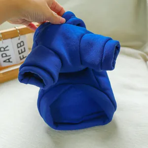 Détail d'un sweat à capuche bleu roi pour animaux avec poignets côtelés et polaire
