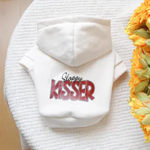 Gros plan d'un sweat à capuche pour animaux crème avec imprimé Sloppy KISSER