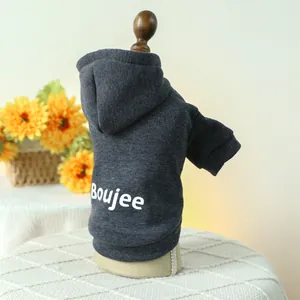 Detail eines dunkelgrauen Hunde-Hoodies mit weißem Boujee-Aufdruck aus Baumwolle