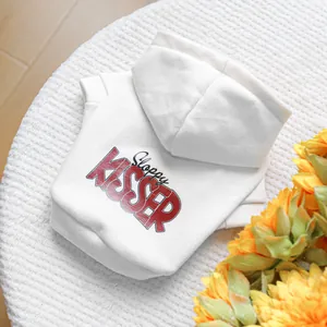 Détail d'un sweat à capuche blanc pour animaux avec imprimé Sloppy KISSER rouge en coton doux
