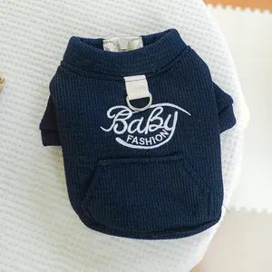 Détail du gilet pour animaux en tricot gaufré bleu foncé avec zip et anneau en D intégré