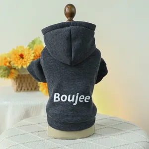 Detailansicht eines anthrazitfarbenen Hunde-Hoddies mit Boujee-Text aus weichem Strick