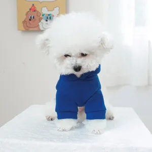 Sweat à capuche bleu foncé pour petits chiens et chats porté par un Bichon Frisé blanc