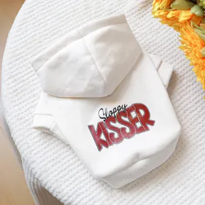 Détail du sweat à capuche pour animal crème avec imprimé Sloppy Kisser stylé