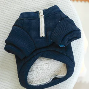 Détail de la veste tricotée bleu foncé pour animaux avec doublure polaire et zip