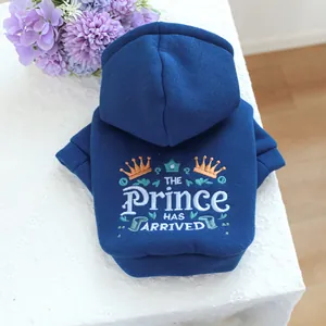 Sweat à capuche bleu foncé pour animaux avec broderie couronne dorée et texte