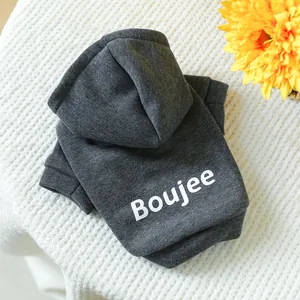 Detail eines dunkelgrauen Hunde-Hoodies mit weißem Boujee-Schriftzug aus weichem Strick