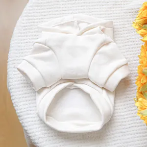Détail du sweat pour animaux en tricot crème avec doublure polaire douce et chaude