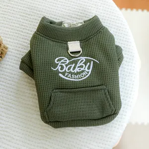 Détail du gilet pour chien en maille gaufrée olive avec broderie et crochet en anneau D