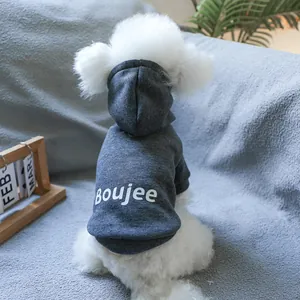 Detailansicht eines grauen Hunde-Hoodies mit weißem BOUJEE-Aufdruck auf einem Pudel