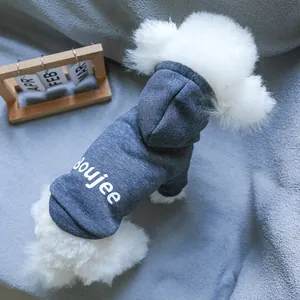 Nahaufnahme vom dunkelgrauen Hunde-Hoodie mit weißem Boujee-Aufdruck auf Stoff
