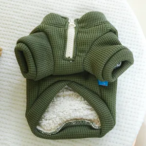 Détail de la veste gaufrée vert olive pour chien avec doublure polaire et zip