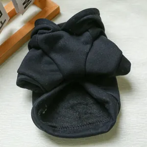 Detailaufnahme von schwarzem Haustier-Sweatshirt mit weichem Fleecefutter und warmer Textur