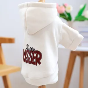 Détail du sweat à capuche crème pour animaux avec texte Sloppy Kiss en coton doux