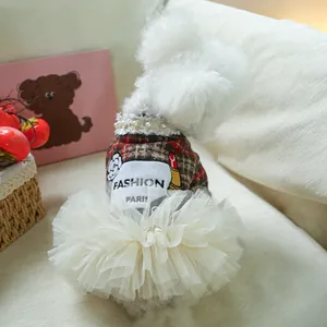 Detail von kariertem Haustierkleid mit Kamelien-Stickerei, Perlenspitze und weißem Tüll