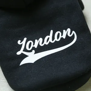 Makroaufnahme von weißem London-Schriftdruck auf schwarzem Baumwollstoff mit feiner Textur