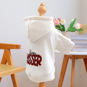 Détail d'un sweat à capuche crème pour chien avec imprimé Sloppy KISSER