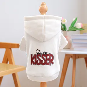 Vue détaillée du sweat à capuche en polaire crème pour animaux avec texte Sloppy KISSER