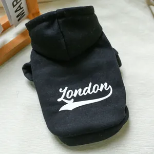Detail eines schwarzen Hunde-Hoodies mit weißem London-Aufdruck und Kapuze