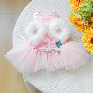 Detailweergave van een roze huisdierjurk met imitatiebont en een gelaagde tutu-rok