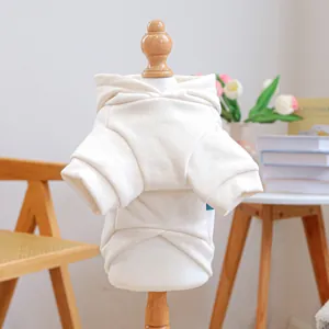 Détail du sweat à capuche crème pour animaux avec coupe croisée croisée sur le ventre