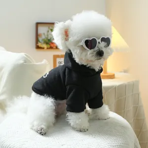 Detail eines Hundes mit schwarzem Fleece-Hoodie und weißer Herz-Sonnenbrille