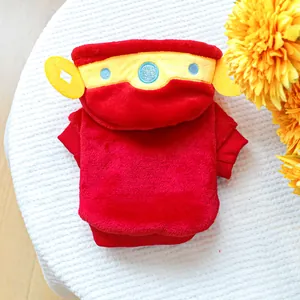 Détail du sweat à capuche pelucheux rouge pour animal avec broderies de fête chinoises