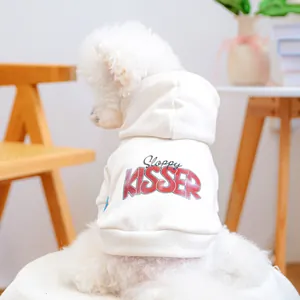 Vue détaillée du dos d'un sweat à capuche blanc pour chien avec texte imprimé