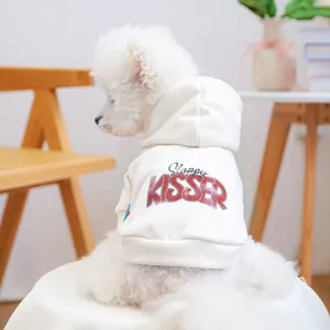 Détail d'un sweat à capuche pour animal blanc crème avec motif Sloppy KISSER