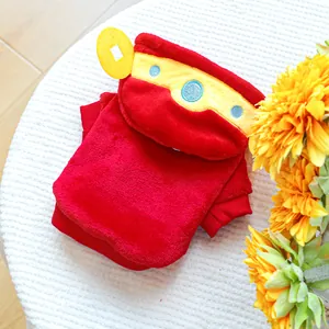Détail d'un sweat à capuche rouge pour animaux avec des accents jaunes festifs et polaire