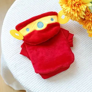 Détail d'un sweat à capuche rouge pour animaux en polaire avec décor de pièce jaune