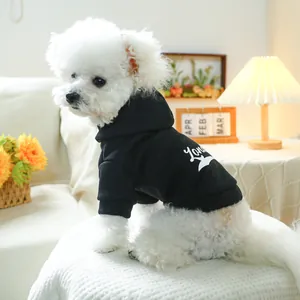 Detail eines schwarzen Hunde-Hoodies mit London-Aufdruck auf einem kleinen Hund